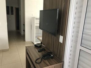 Deluxe Bungalow, 3 Bedrooms, Garden View | Television - Resort com Desconto Lagoa Thermas Park (Caldas Novas)