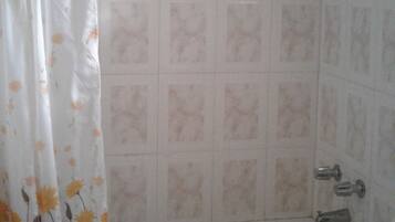 Ensemble douche/baignoire, serviettes fournies, savon, papier toilette
