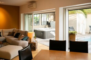 Interior - Superb architect-designed house with pool, spa and air-conditioning (5 bedrooms), very quiet location (Talence)
