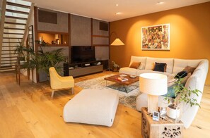 Smart TV, DVD player, books, stereo