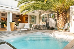 Outdoor pool - Superb architect-designed house with pool, spa and air-conditioning (5 bedrooms), very quiet location (Talence)