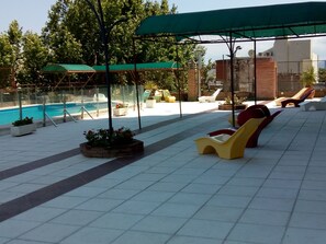 Una piscina al aire libre, una piscina climatizada