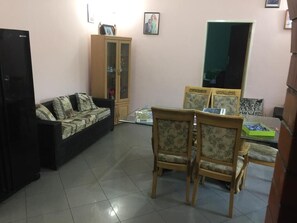 Basic House | In-room dining