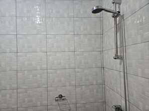 Shower, free toiletries, hair dryer, towels - Kaswanga Farm Holiday Home (Chisamba)