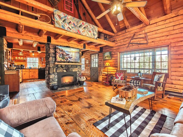 Smart TV, fireplace, books, stereo