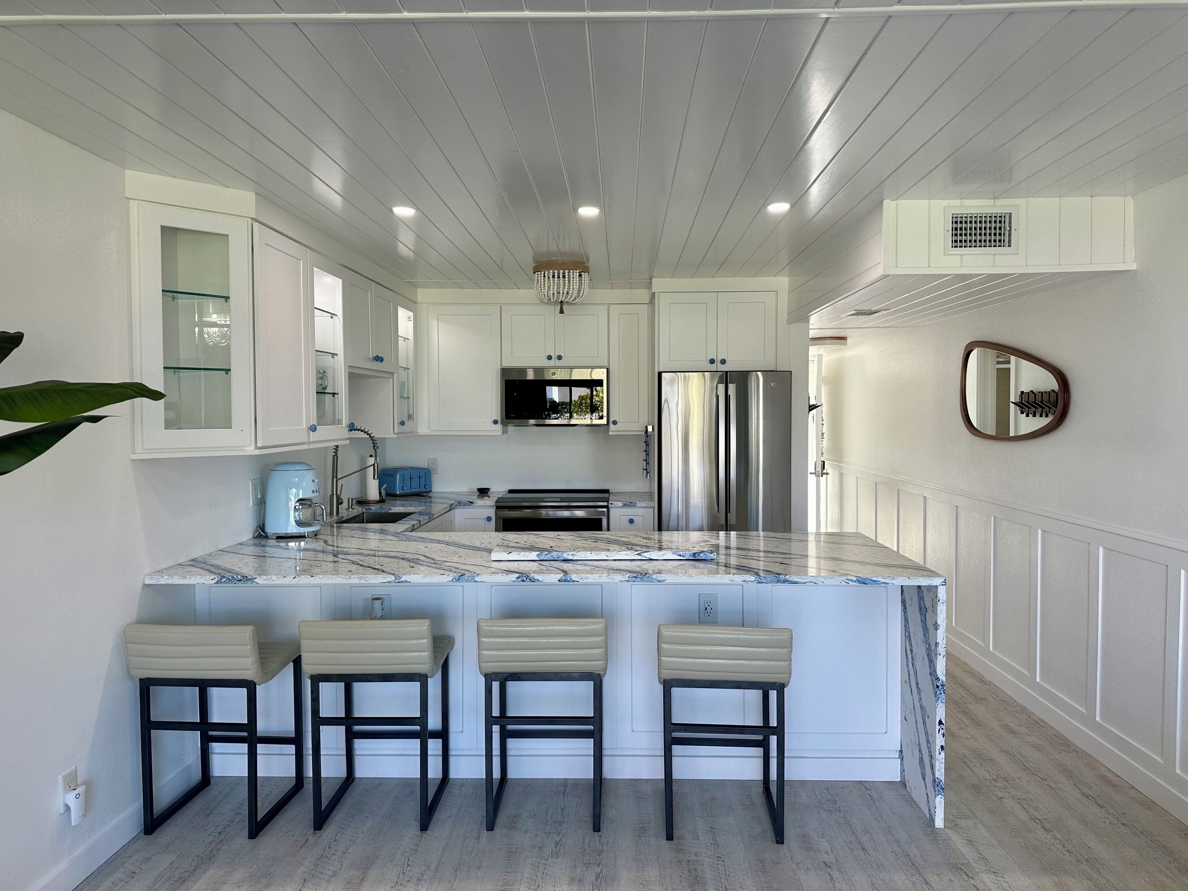 Réfrigérateur, four à micro-ondes, un four, surface de cuisson