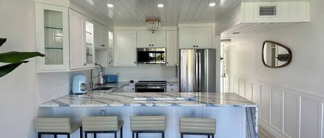 Réfrigérateur, four à micro-ondes, un four, surface de cuisson