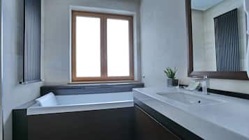 Superior suite | Badkamer | Een douche, gratis toiletartikelen, een haardroger, badjassen