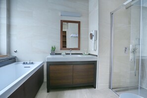 Superior Suite | Bathroom | Shower, free toiletries, hair dryer, bathrobes - Belgreat Premium Suites (Belgrade)