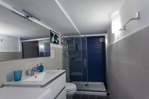 Bruser, hårtørrer, bidet, håndklæder