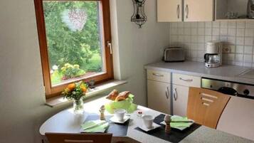Kühlschrank, Mikrowelle, Herdplatte, Geschirrspüler