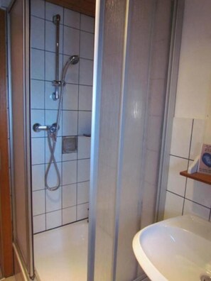 Een haardroger, handdoeken, zeep, toiletpapier