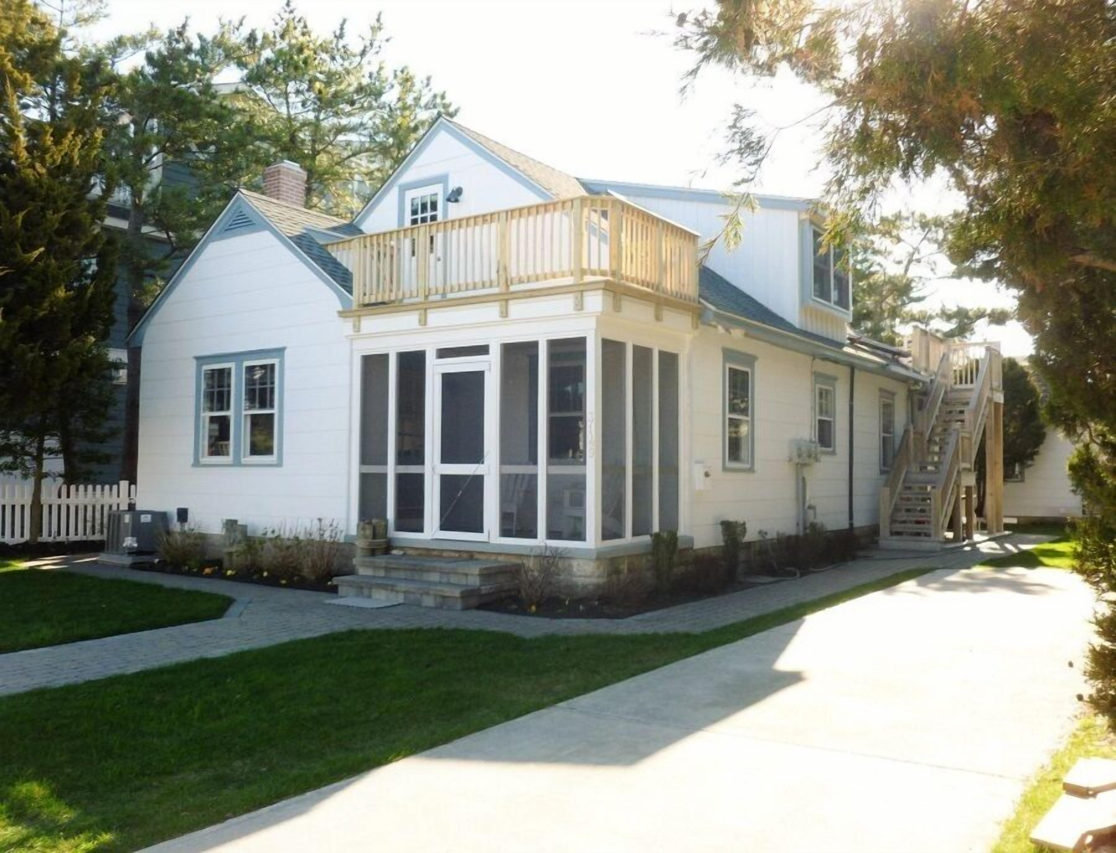SUNDAY RENTAL!! PLEASE INQUIRE WITH AGENT FOR AVAILABILITY!! JUST A WALK TO THE BEACH!