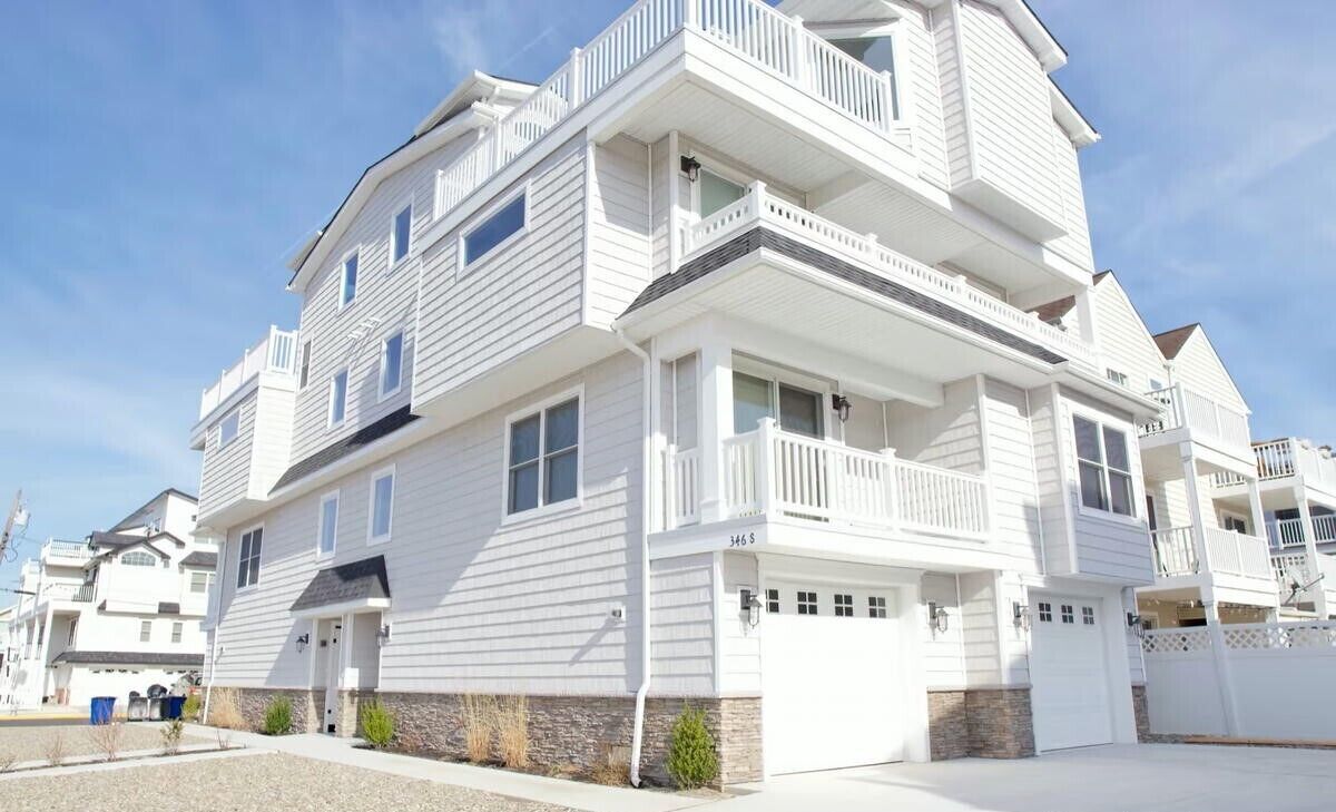 SOUTH, BAYFRONT TOWNHOME, LOTS OF AMENITIES INCLUDING INTERNET, CABLE, TV, CENTRAL AIR<br>Bookings are not confirmed until a fully executed lease is received with Owner approval.  <br>CHECK IN TIMES VARY - CHECK LEASE.