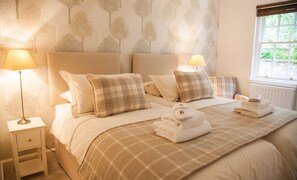 2 bedrooms, desk, iron/ironing board, travel cot - Renovated gatekeepers cottage situated in peaceful, private gardens (Dunblane)