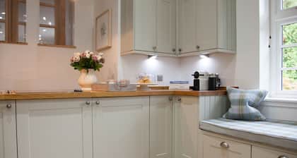 Renovated gatekeepers cottage situated in peaceful, private gardens