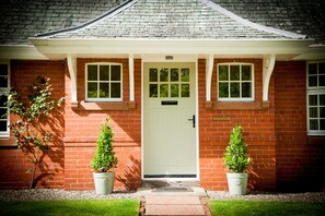 Exterior detail - Renovated gatekeepers cottage situated in peaceful, private gardens (Dunblane)