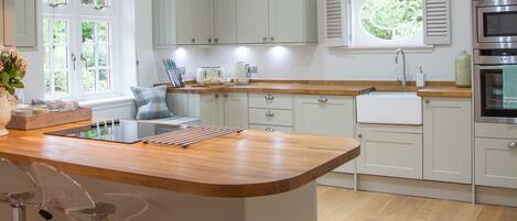 ثلاجة، ميكروويف، فرن، موقد طهي مسطح