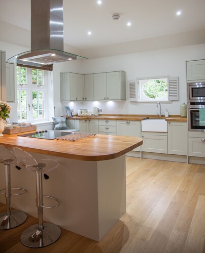 Renovated gatekeepers cottage situated in peaceful, private gardens