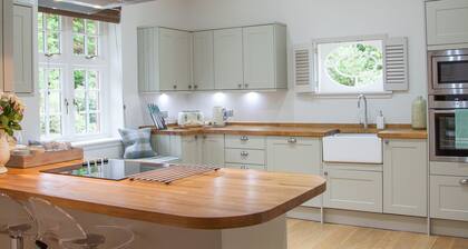 Renovated gatekeepers cottage situated in peaceful, private gardens