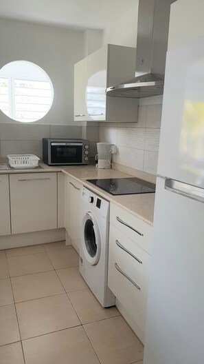 Fridge, microwave, oven, stovetop - T2 garden apartment with very large open terrace! (LE DIAMANT)