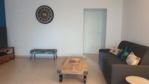 Smart TV - T2 garden apartment with very large open terrace! (LE DIAMANT)