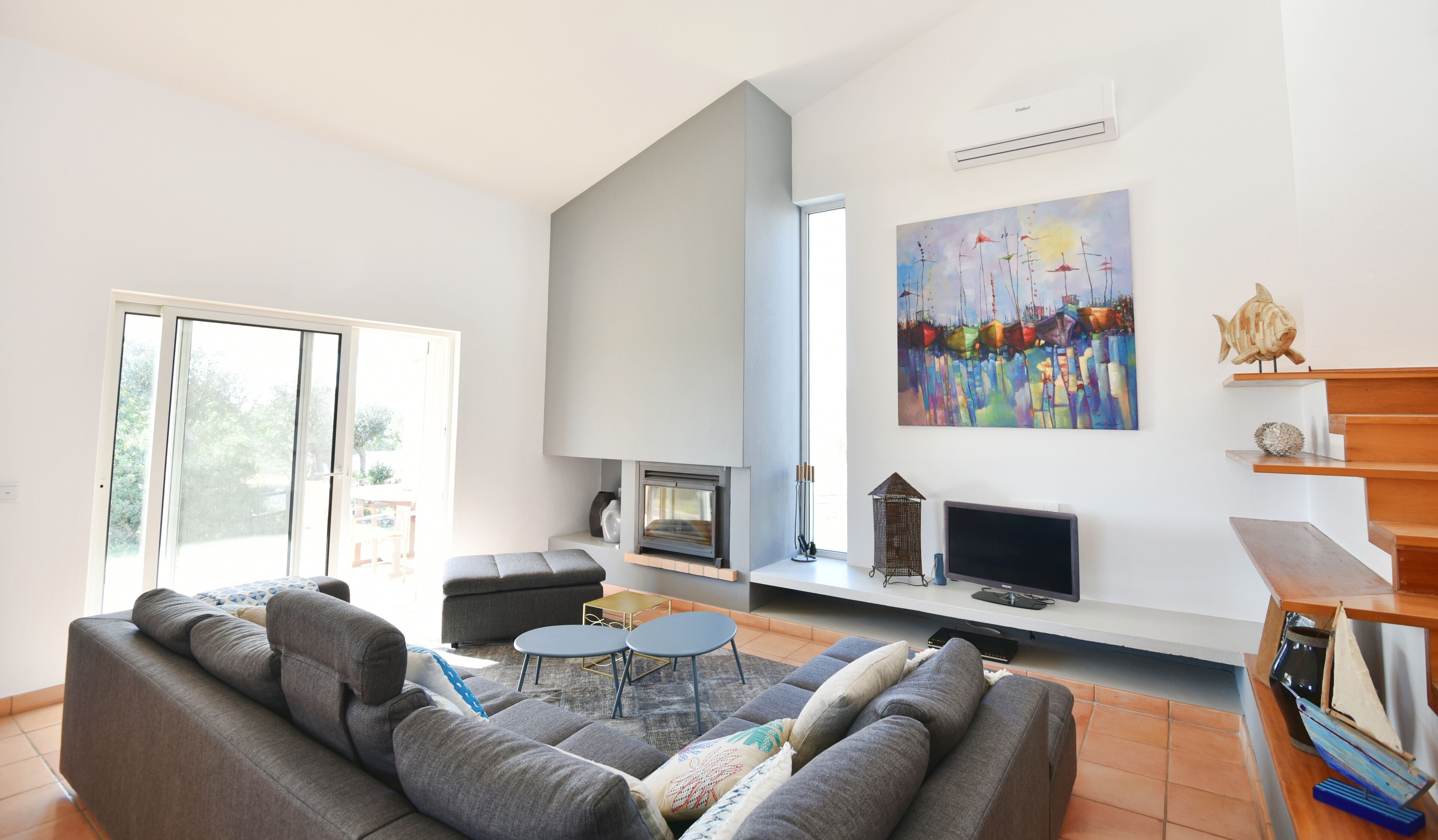 Smart TV, fireplace, DVD player, table tennis