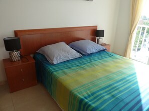 2 Schlafzimmer, Bügeleisen/Bügelbrett