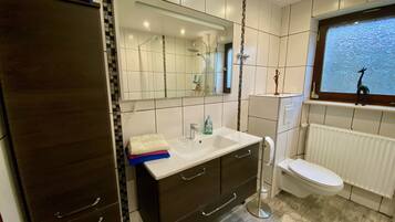 Een douche, een haardroger, handdoeken, zeep