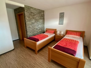 2 bedrooms, iron/ironing board, travel cot, WiFi - Cozy and modern apartment (St. Wendel)