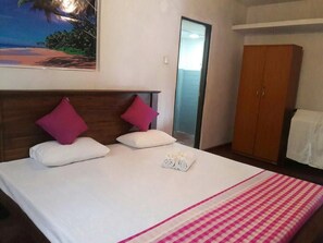 3 bedrooms, WiFi - DINKY HOMESTAY - Cozy house Near Hikkaduwa Beach (Thiranagama)