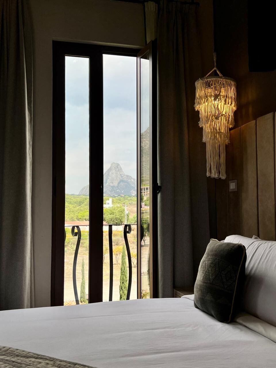 Cubrecamas, decoración personalizada, muebles diferentes y wifi gratis 