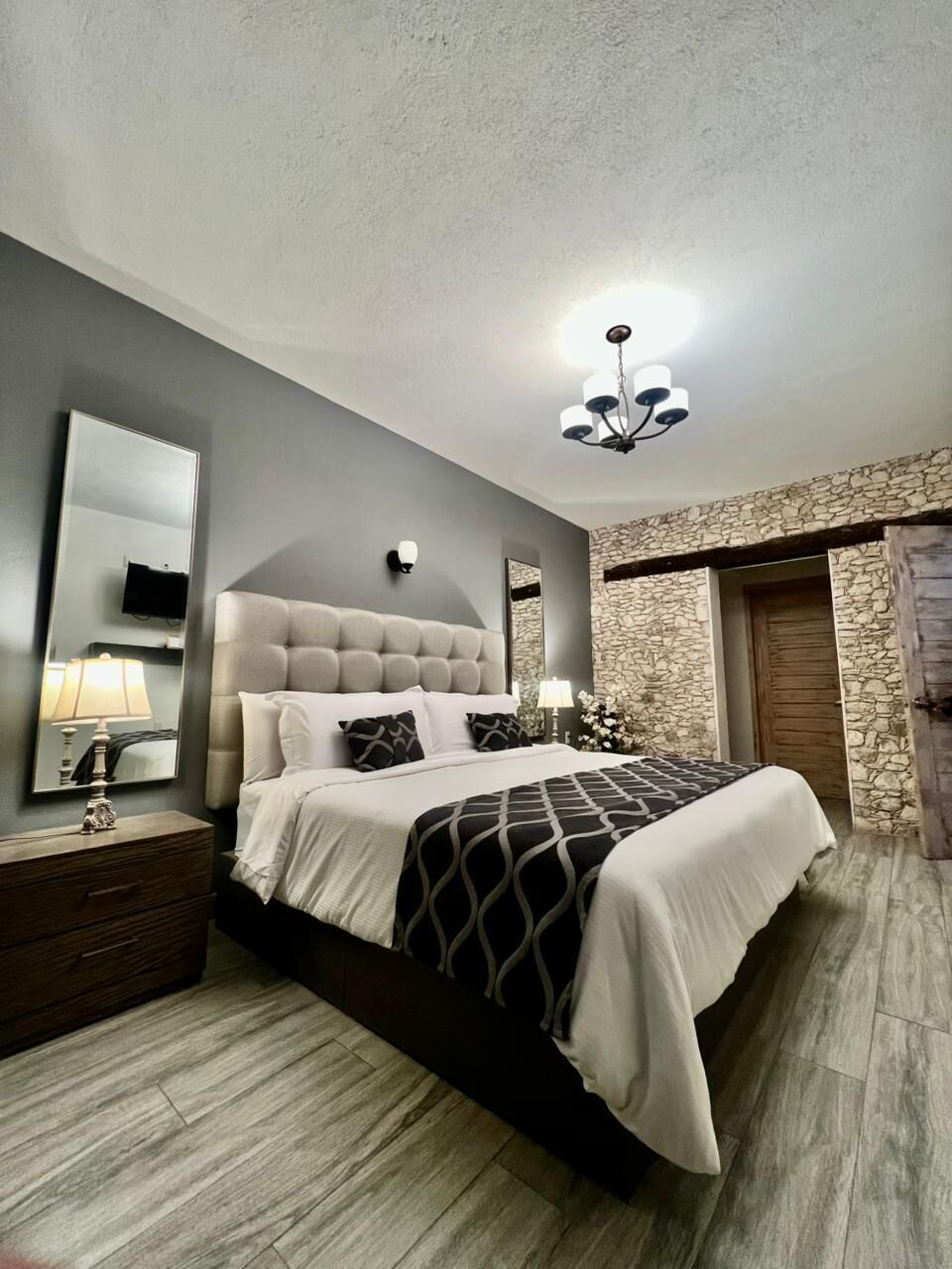 Cubrecamas, decoración personalizada, muebles diferentes y wifi gratis 