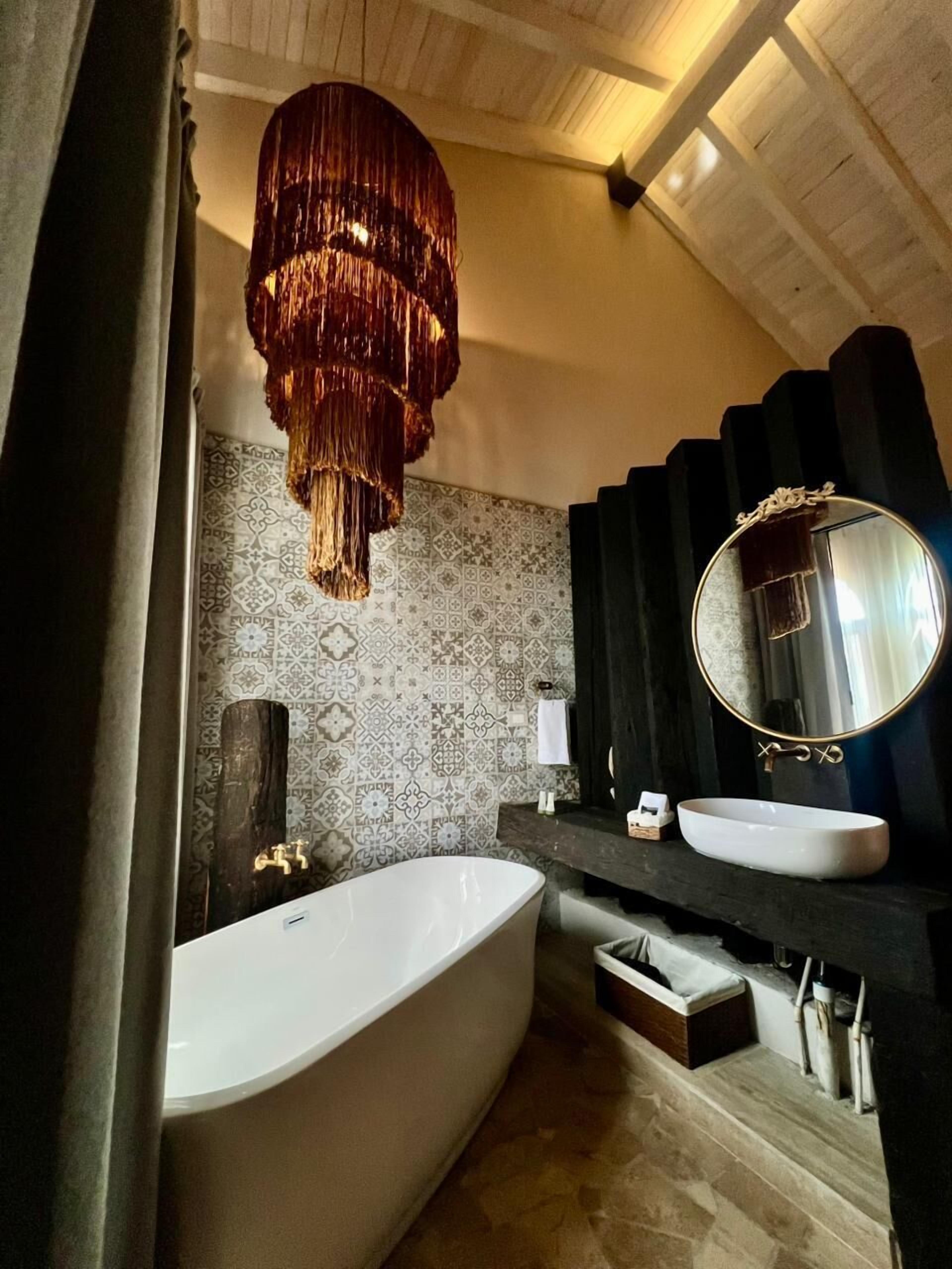 Elite Room | Bathroom | Hair dryer, towels, soap, shampoo