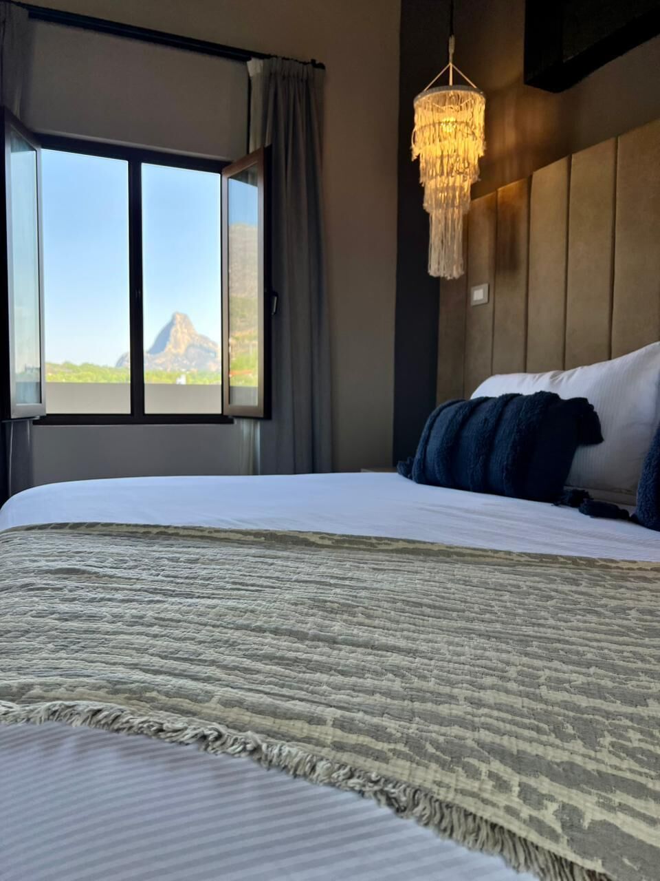 Cubrecamas, decoración personalizada, muebles diferentes y wifi gratis 