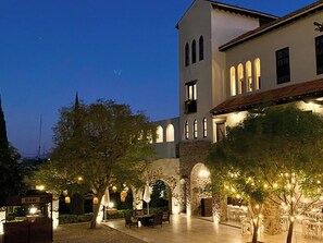 Courtyard - Hotel Montebello (Ezequiel Montes)