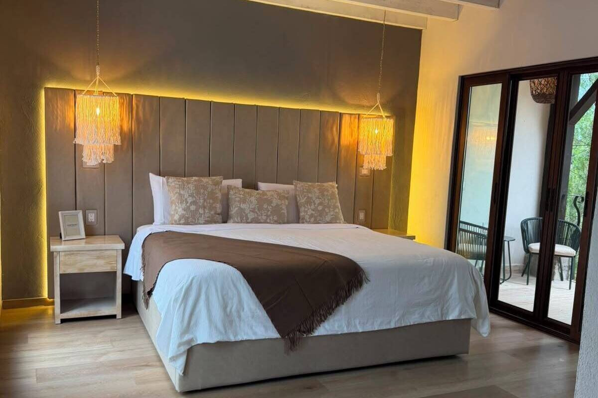 Business Suite | Down comforters, WiFi (free), individually decorated
