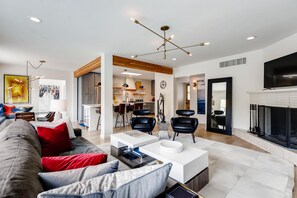 Smart TV, fireplace, stereo - Perfect hub for Old Town Scottsdale, Golf, Sporting Events & Camelback (Phoenix)