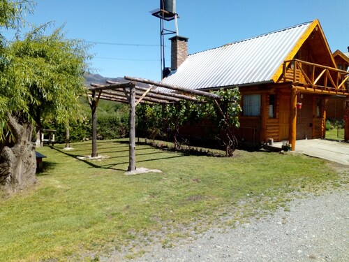 Einfache und schöne Hütte, es ist wie in einer Berghütte