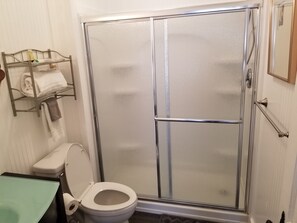 Dusche, Haartrockner, Handtücher, Seife