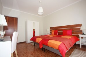 4 bedrooms, iron/ironing board, WiFi, bed sheets - " A Casa do Centro " (Peniche)