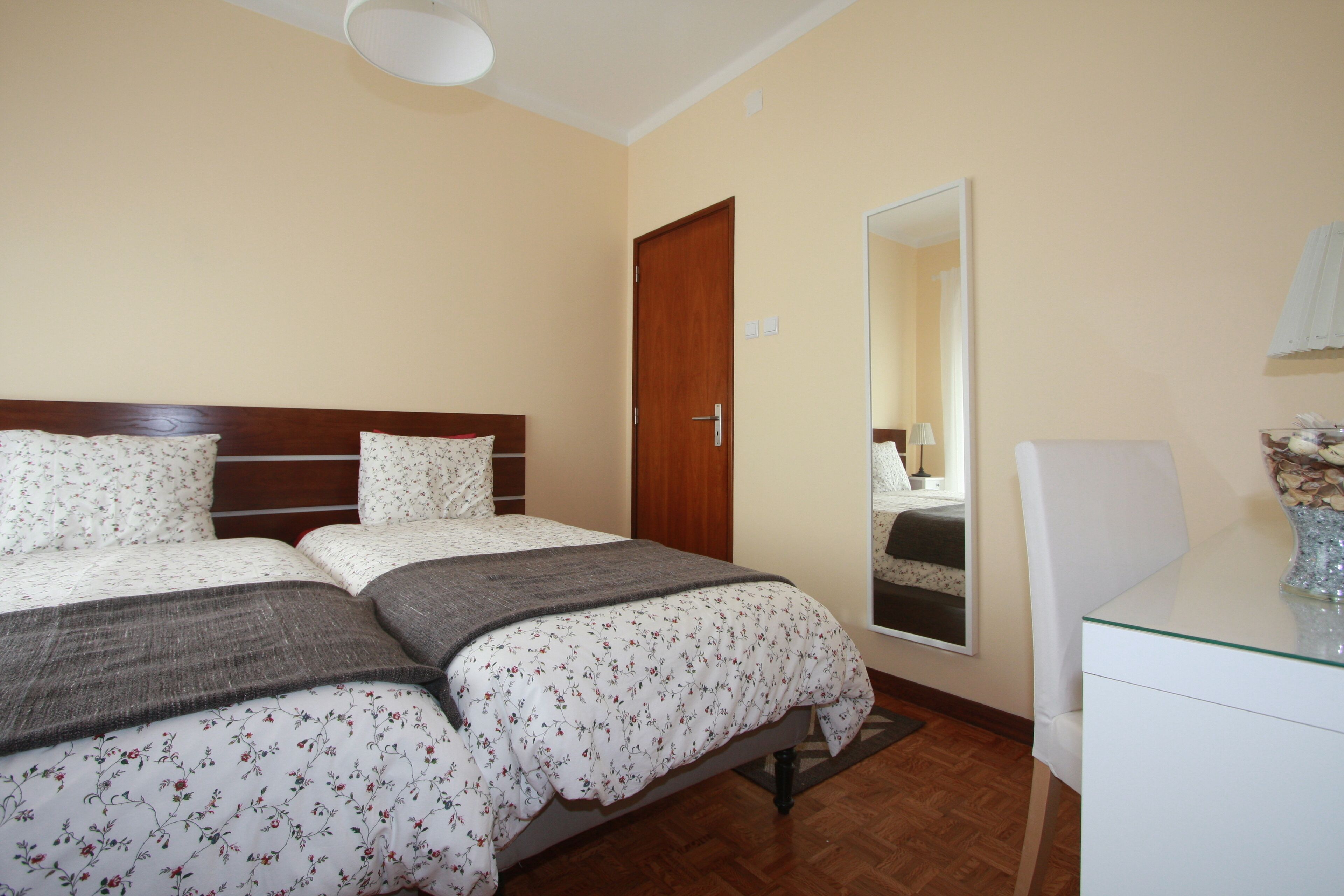 4 chambres, fer et planche à repasser, Wi-Fi, draps fournis