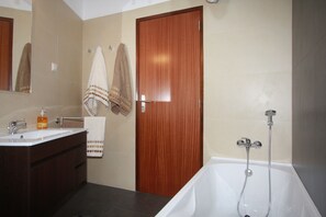 Combined shower/bathtub, hair dryer, bidet, towels