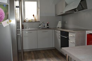 Réfrigérateur, micro-ondes, plaque de cuisson, cafetiÚre/bouilloire