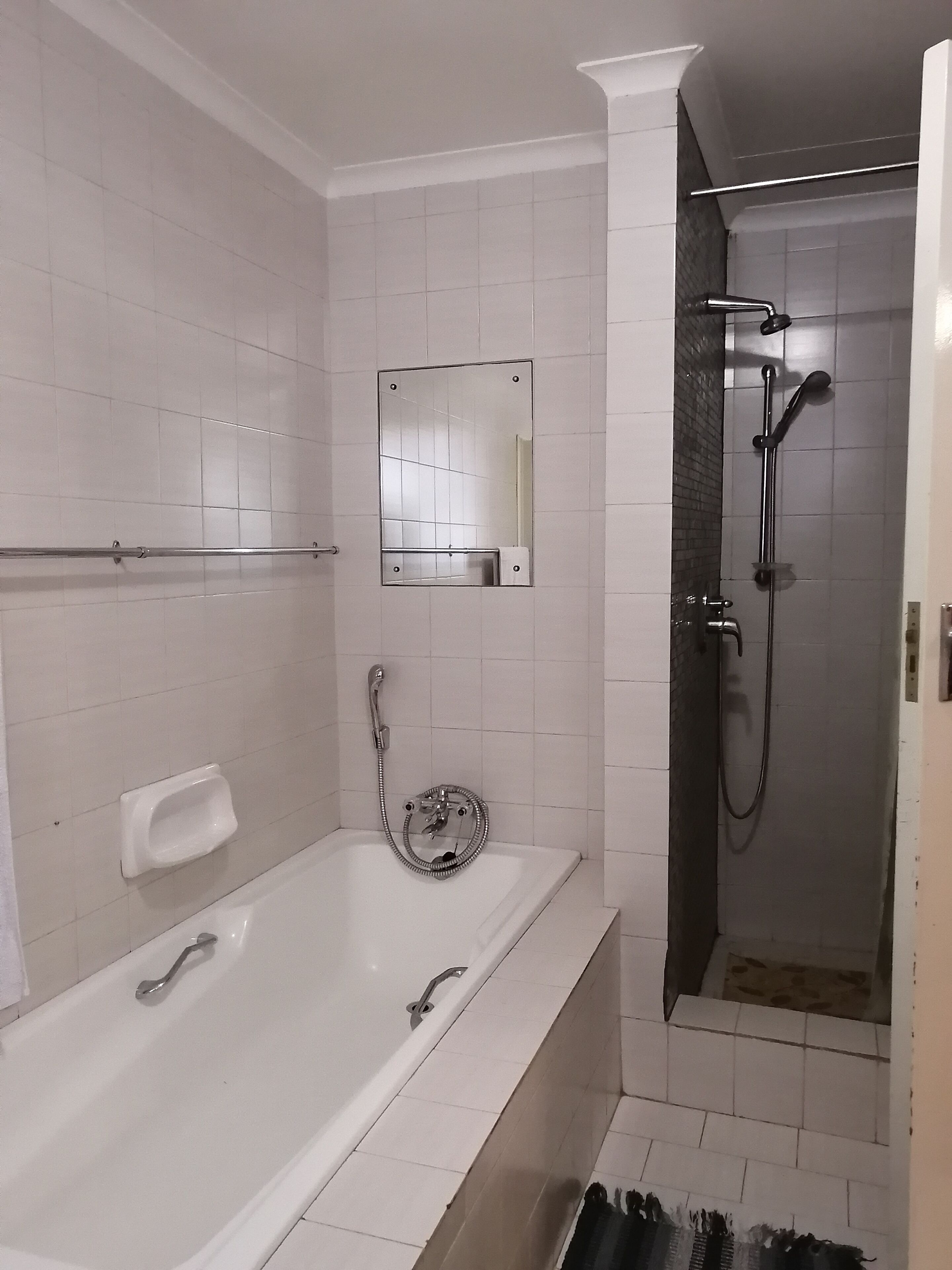 浴缸、毛巾、肥皂、卫生纸