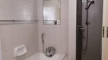 Vasca, asciugamani, sapone, carta igienica