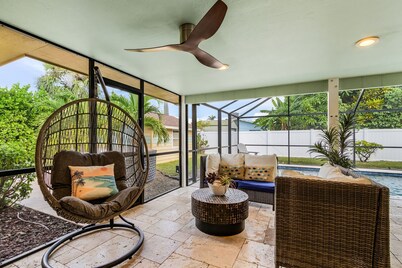 Poolside Paradise, 4BR Walkable Cape Coral Stay