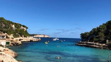 Una playa cerca, sillas reclinables de playa