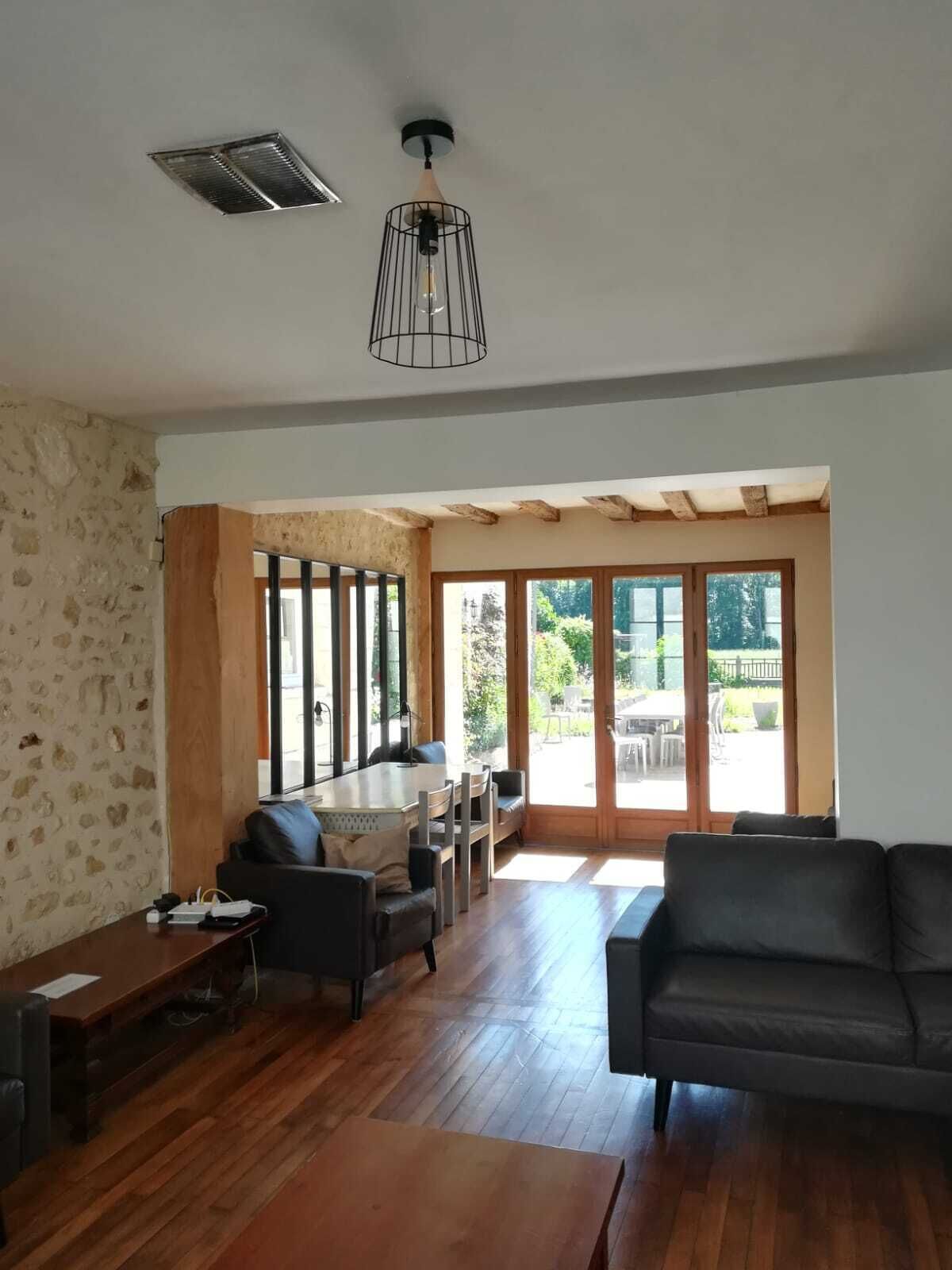 Smart TV, libros y estéreo 