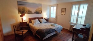 7 chambres, fer et planche à repasser, lit de bébé portatif